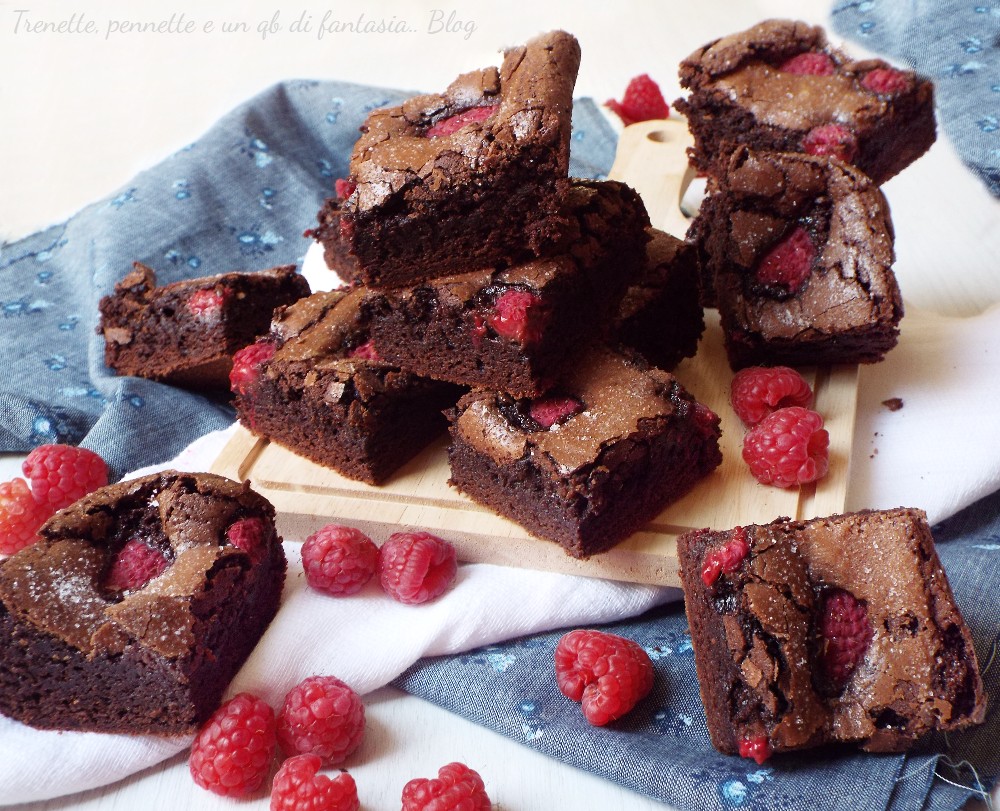 Brownies lamponi e cioccolato un piccolo capolavoro di bontà: facili, irresistibili ed eleganti, un dolce che conquista tutti.
