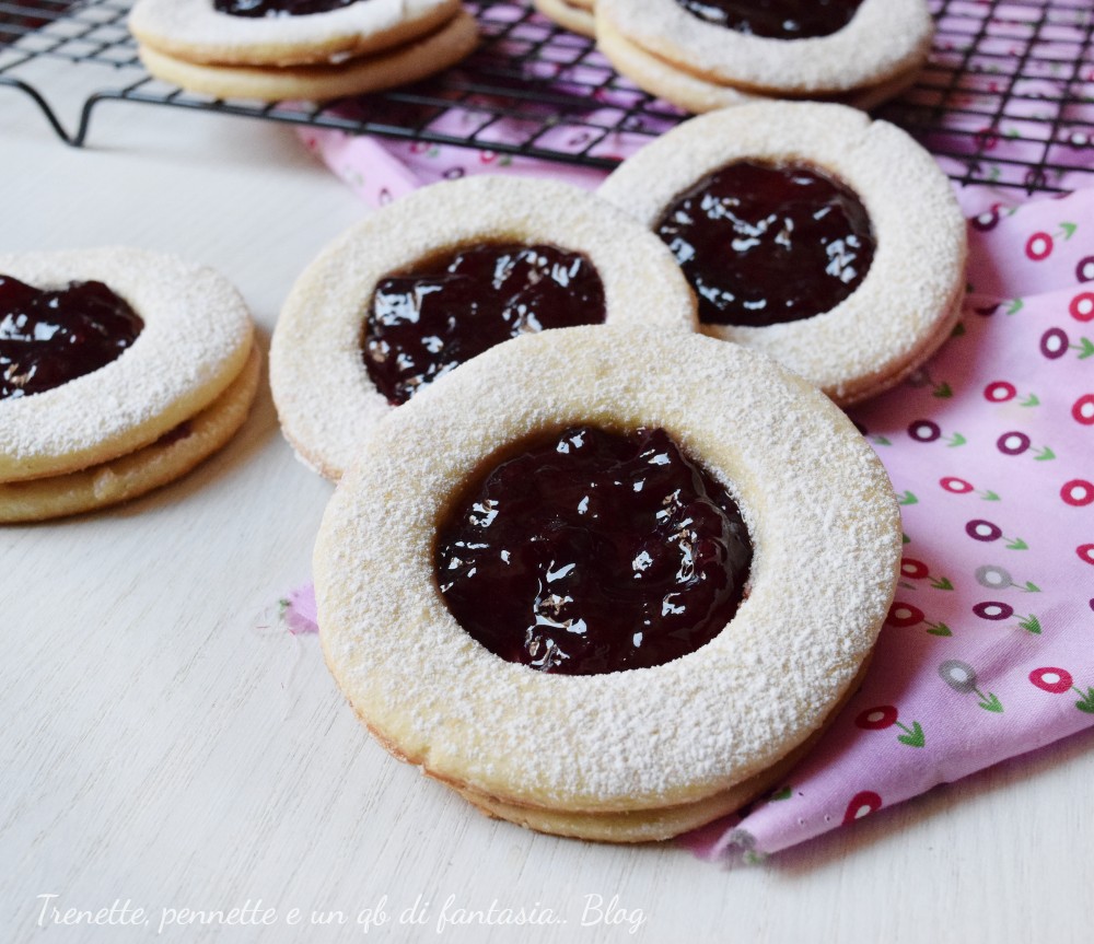 Biscotti occhi di bue fatti in casa, senza burro perfetti per colazione, merenda o da regalare al vicino di casa. Dolci fatti in casa con ingredienti semplici dal risultato irresistibile!