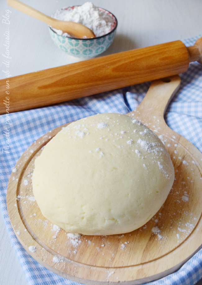 Avete mai provato la pasta frolla senza glutine che non si rompe, senza burro e senza lattosio?
Io ero super curiosa di realizzarne una che fosse non solo senza glutine, ma anche senza burro, con olio e yogurt,