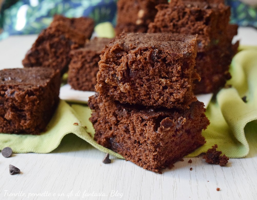 Brownie al cioccolato fondente senza zucchero, sono morbidi, intensi, scioglievoli al morso