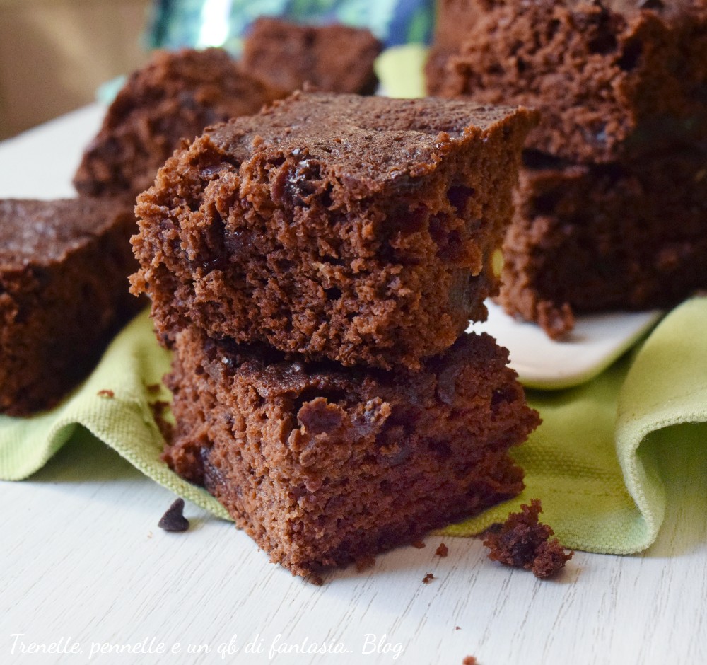 Brownie al cioccolato  senza zucchero: ricetta morbida, golosa e irresistibile.. appena sfornati il loro profumo è magico