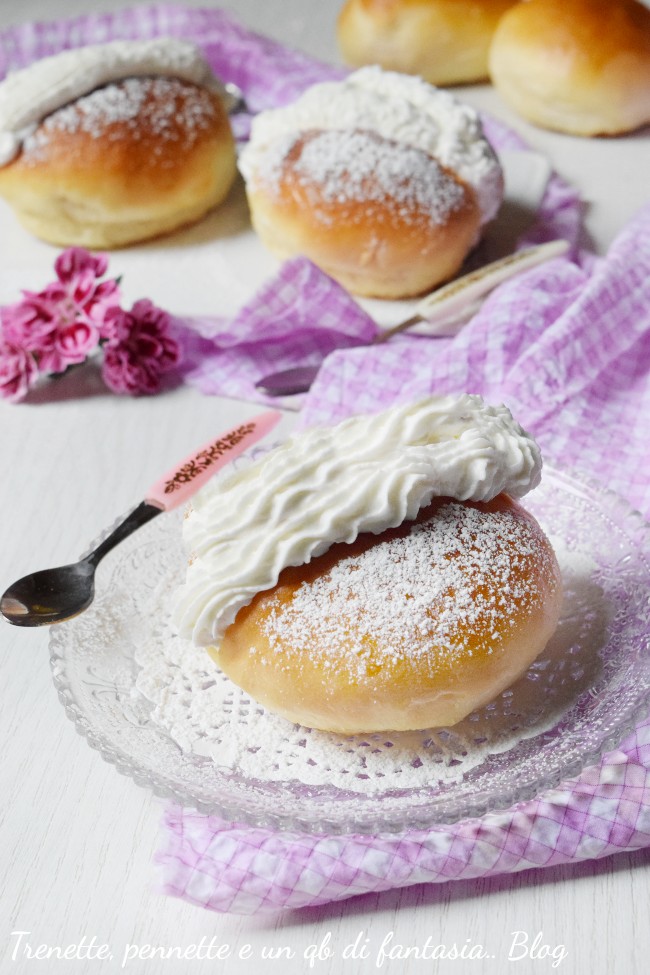 Mini maritozzi alla romana sono un dolce tipico della tradizione laziale, soffici e profumati, perfetti per colazione o merenda.