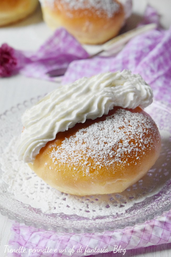 Mini Maritozzi alla Romana, piccoli bocconi golosi da concedersi quando vuoi, perfetti per la colazione, ideali per la merenda