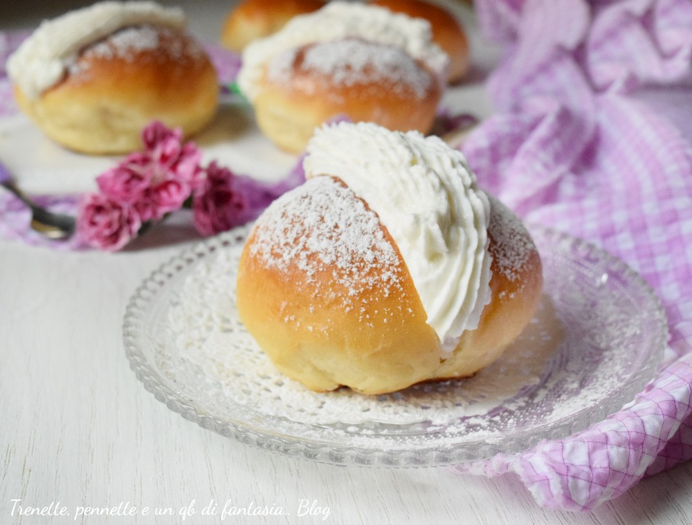 Mini Maritozzi alla Romana, piccoli bocconi golosi da concedersi quando vuoi, perfetti per la colazione, ideali per la merenda e irresistibili come dessert farciti con panna montata fresca.