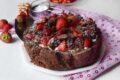 Torta panna e cacao con fragole: il dolce scenografico che conquista tutti( senza burro)