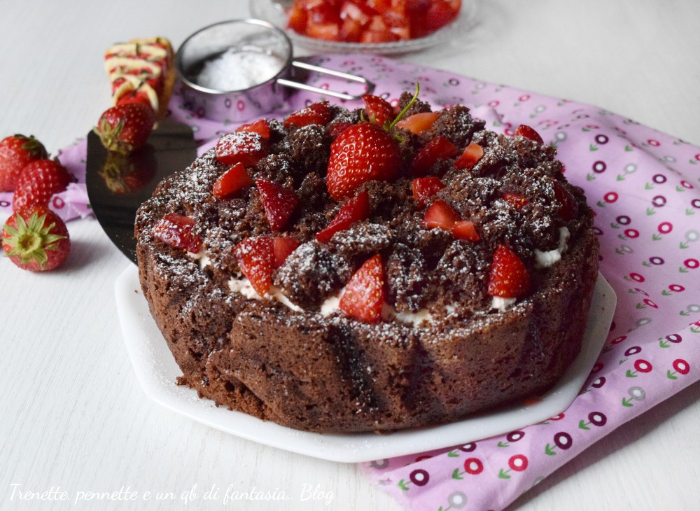 Torta panna e cacao con fragole: il dolce scenografico che conquista tutti( senza burro)