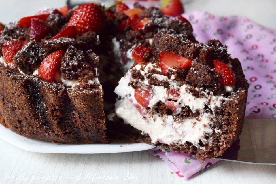 Torta panna e cacao con fragole, questo dolce conquista al primo sguardo grazie al suo ripieno cremoso e al contrasto irresistibile.