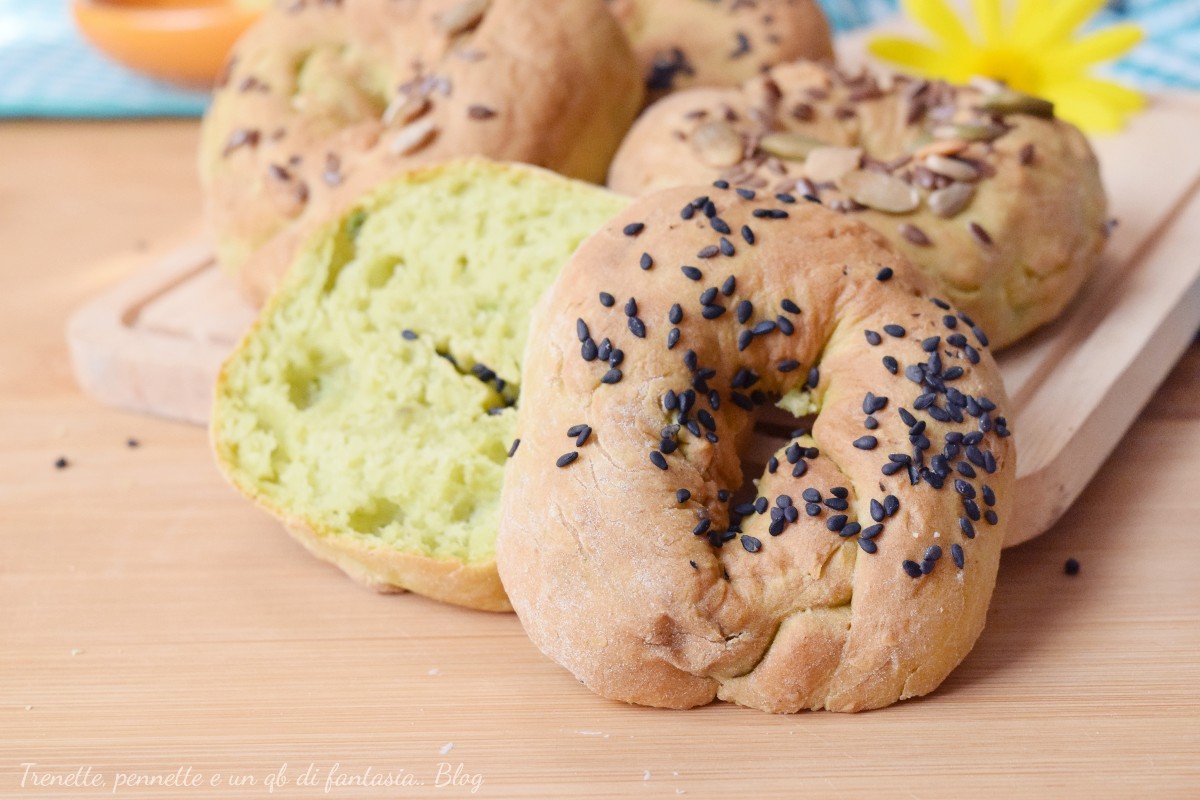 Bagel all'avocado, perfetti da gustare al posto del pane oppure da farcire con gli ingredienti che amate di più