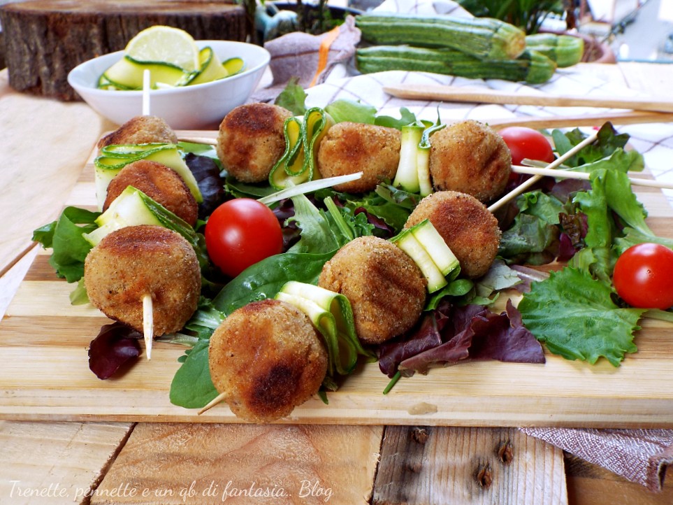 Spiedini di polpette con pane raffermo e tonno sono proprio, una preparazione sfiziosa che trasforma pochi ingredienti in un finger food irresistibile,