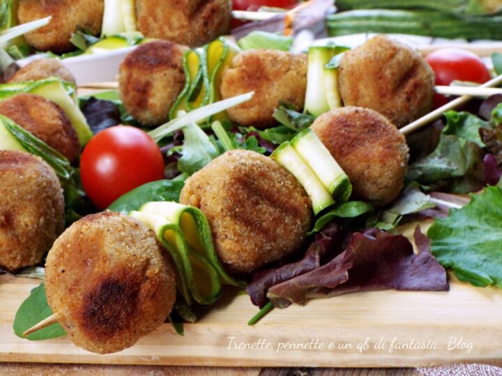 Spiedini di polpette con pane raffermo e tonno sono proprio quello che fa per voi.