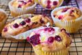 Muffin con cuore morbido di formaggio e frutti rossi: soffici fuori, cremosi dentro