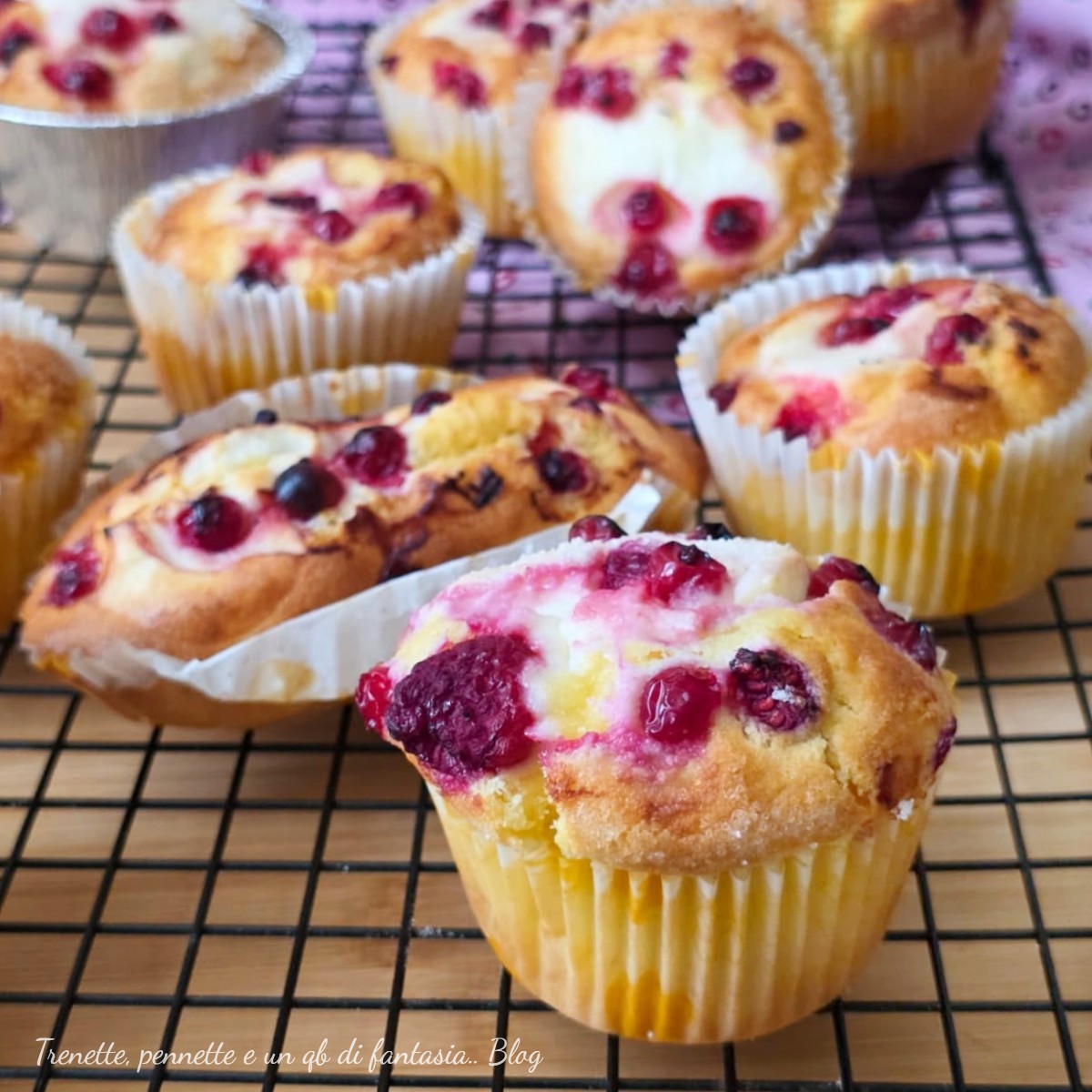 Muffin con cuore morbido di formaggio sono una vera coccola, perfetti per la colazione, la merenda