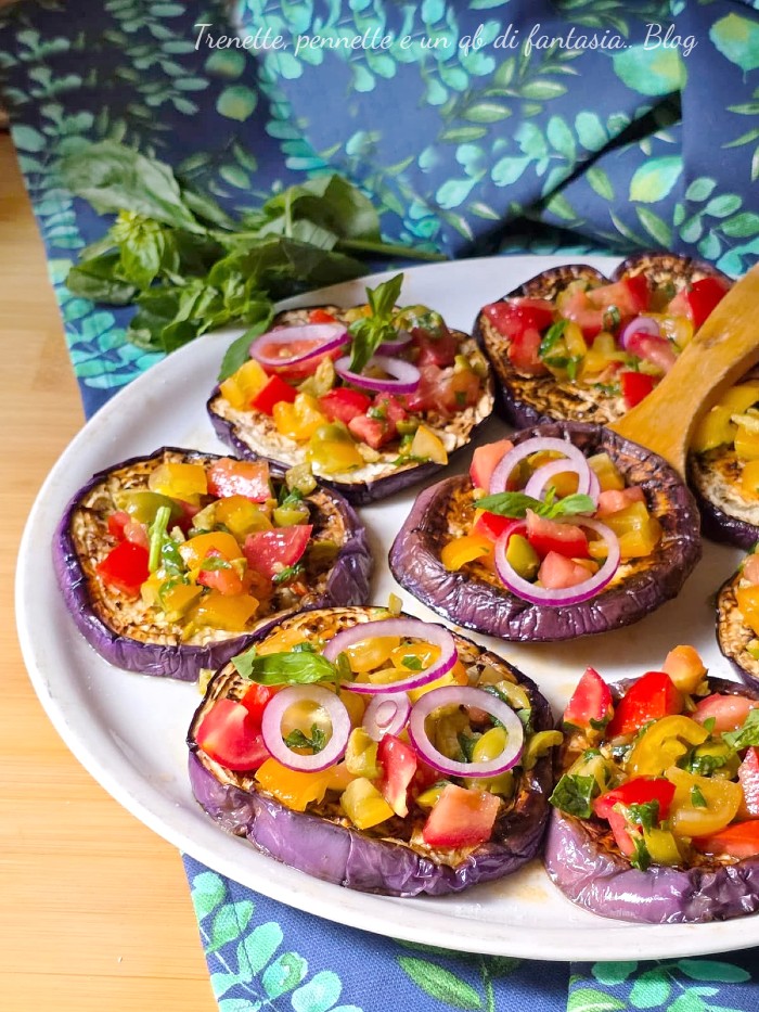 Melanzane grigliate alla mediterranea gustose, profumate e coloratissime, racchiudono tutti i sapori dell'estate in un contorno semplice ma irresistibile.
