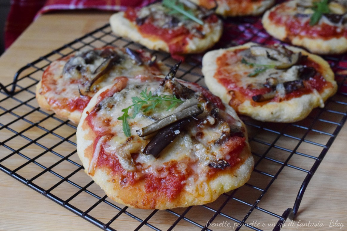 Pizzette alla parmigiana una ricetta semplice, versatile e perfetta in ogni occasione, dall'aperitivo alla cena in famiglia.