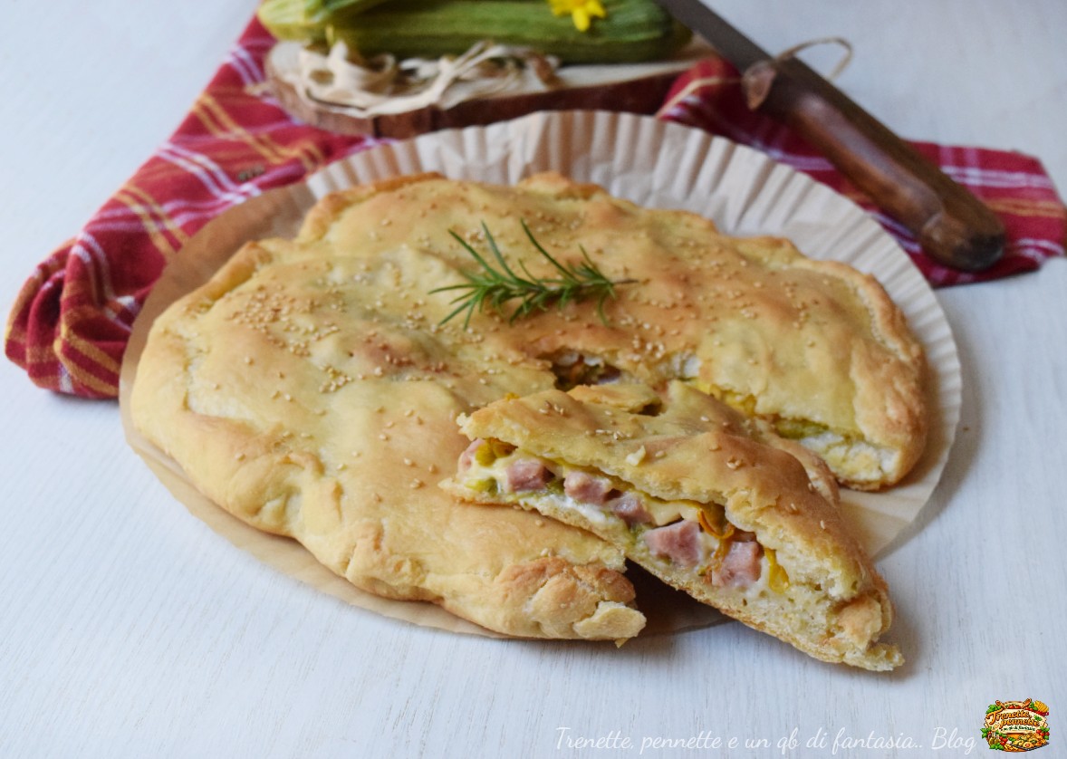 Focaccia farcita con zucchine, fiori di zucca e prosciutto: la ricetta svuota frigo facile e golosa