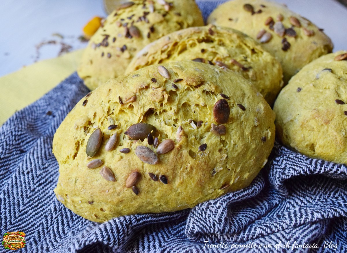 Morbidi, dorati e irresistibilmente profumati: questi panini alla curcuma e semi misti sono la ricetta perfetta 