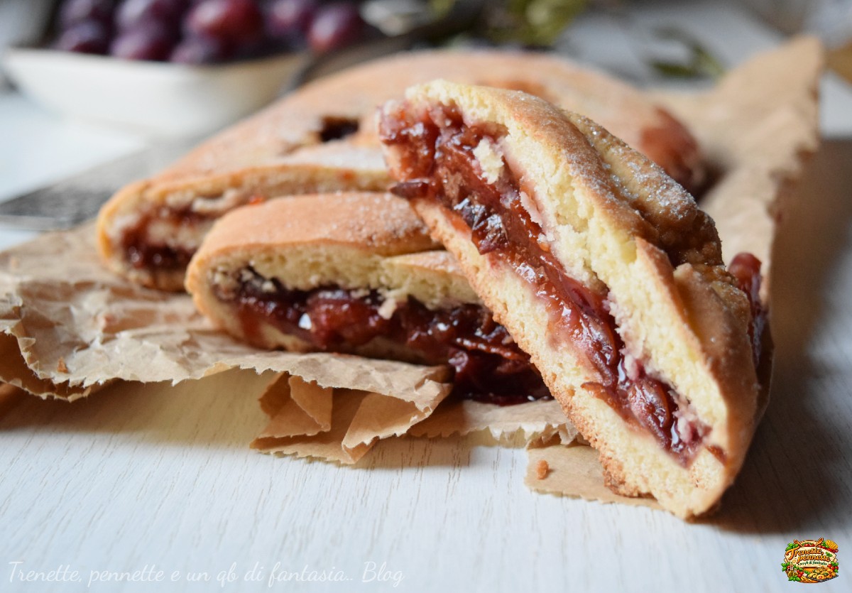 strudel, preparato con una frolla all’acqua senza uova, semplice e friabile, che racchiude una golosa confettura di prugne fatta in casa.